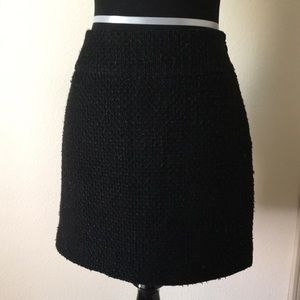 Tweed skirt with side zipper and clasp